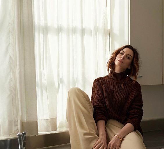 Anne Hathaway’s Enchanting Swiss Chalet: A Sanctuary Concealed Amidst the Alps