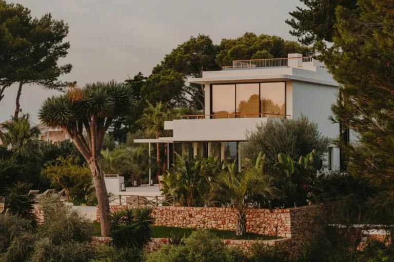 Meet the Stunning Spanish House that Blends a Miami and French Riviera Vibe – Cala en Busquets